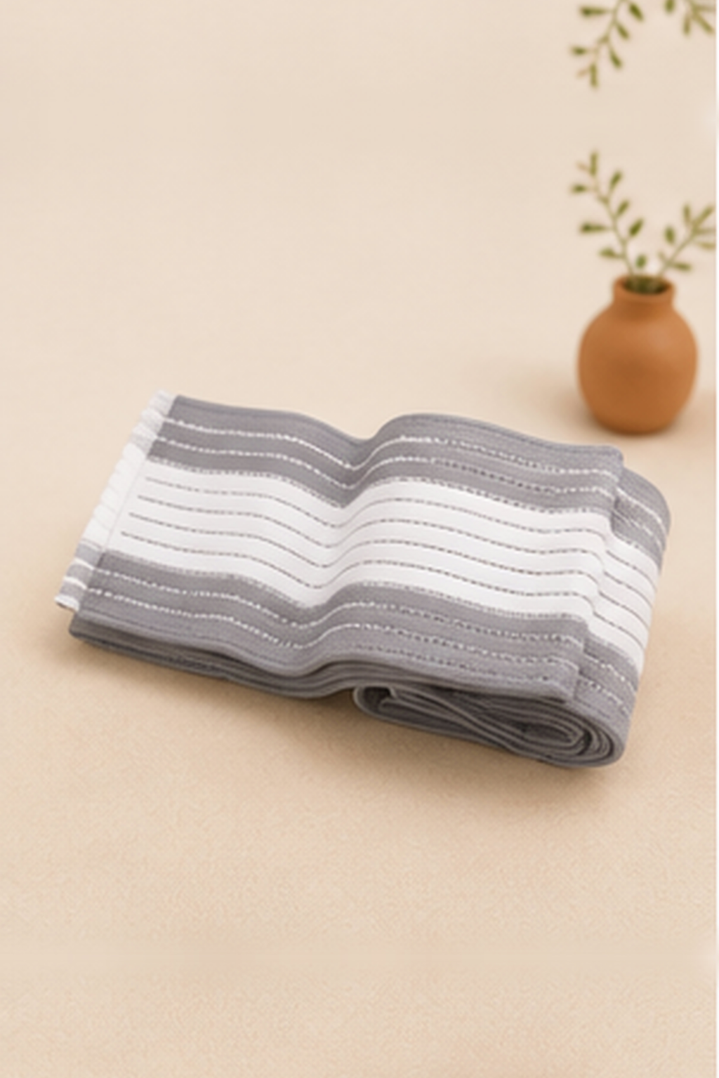 CHOSAE Compression Wrap - gray and white, studio view