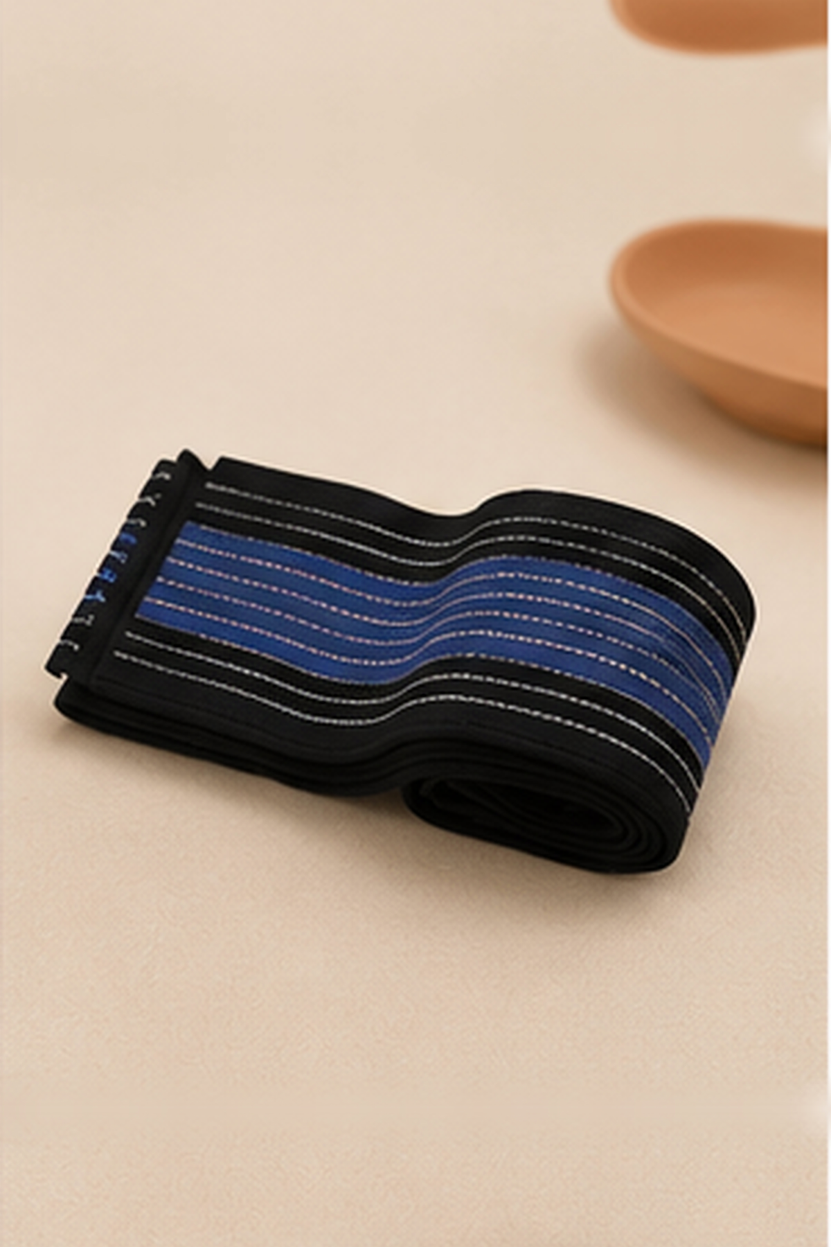CHOSAE Compression Wrap - black and blue, studio view